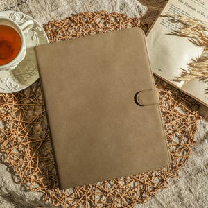 Étui pour iPad en cuir végétalien brossé marron, Pad Pro 2024, étui 2022/21, iPad Air 2025/24, housse pour iPad 2024 2025, cadeaux personnalisés