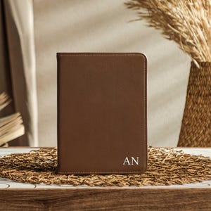 Étui pour Kindle en cuir végétarien litchi marron foncé rustique, couverture à personnaliser pour Kindle 2024 Paperwhite 12th, Kindle 11, 10 10 7th