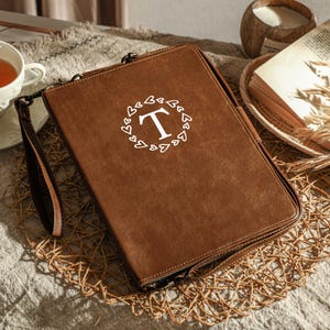 Étui à bandoulière vintage marron en cuir végétalien pour iPad, Pad Pro 2024, étui 2022/2021, iPad Air 2025/24 housse pour iPad 2024 2025, cadeaux personnalisés