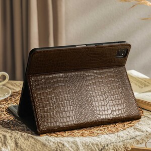 Étui pour iPad en cuir végétalien marron à motif crocodile, Pad Pro 2024, étui 2022/2021, étui pour iPad Air 2025/24 pour iPad 2024 2025, cadeaux personnalisés