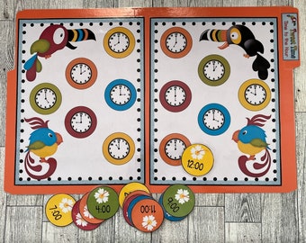Könnte beinhalten: Ein farbenfrohes Lernspiel für Kinder, um das Uhrzeitlesen zu lernen. Das Spiel enthält verschiedene bunte Uhren mit unterschiedlichen Zeiten und einen Satz passender Zeitkarten. Das Spiel heißt "On the Sweet Time, Time to the Hour".