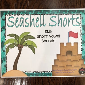 Pu&ograve; includere: Un gioco educativo stampabile per bambini chiamato "Seashell Shorts" con una palma e un castello di sabbia. Il gioco &egrave; progettato per insegnare i suoni delle vocali brevi. Il testo sul gioco dice "Game Design &copy; Teona Fisher 2014. Graphics &copy; Just So Scrappy Too."