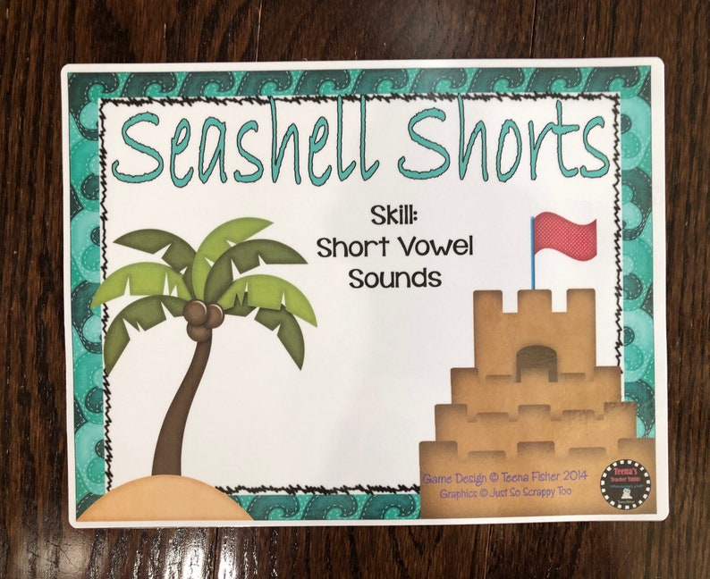 Pu&ograve; includere: Un gioco educativo stampabile per bambini chiamato "Seashell Shorts" con una palma e un castello di sabbia. Il gioco &egrave; progettato per insegnare i suoni delle vocali brevi. Il testo sul gioco dice "Game Design &copy; Teona Fisher 2014. Graphics &copy; Just So Scrappy Too."