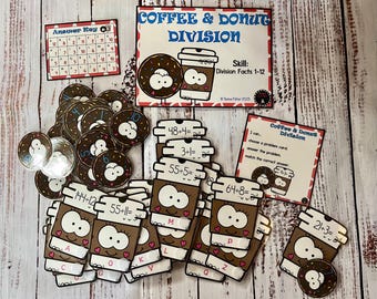 Könnte beinhalten: Ein Kaffeebecher- und Donut-basiertes Mathespiel für Kinder. Das Spiel enthält einen Satz Karten mit Divisionsaufgaben und passende Antwortkarten. Die Karten zeigen Comic-Illustrationen von Kaffeebechern und Donuts. Das Spiel soll Kindern helfen, grundlegende Divisionsaufgaben zu lernen.
