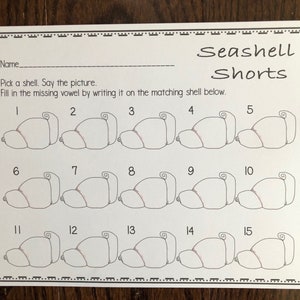 Pu&ograve; includere: Un foglio di lavoro in bianco e nero con il titolo "Seashell Shorts". Il foglio di lavoro contiene 15 immagini di conchiglie con i numeri da 1 a 15 accanto a ciascuna immagine. Le istruzioni sono: "Scegli una conchiglia. Di' l'immagine. Completa la vocale mancante scrivendola sulla conchiglia corrispondente sotto."