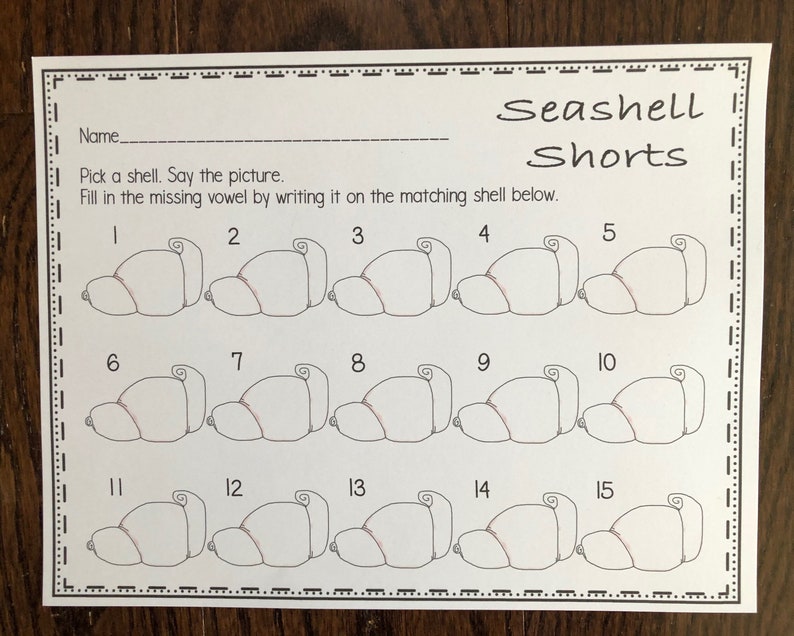 Pu&ograve; includere: Un foglio di lavoro in bianco e nero con il titolo "Seashell Shorts". Il foglio di lavoro contiene 15 immagini di conchiglie con i numeri da 1 a 15 accanto a ciascuna immagine. Le istruzioni sono: "Scegli una conchiglia. Di' l'immagine. Completa la vocale mancante scrivendola sulla conchiglia corrispondente sotto."