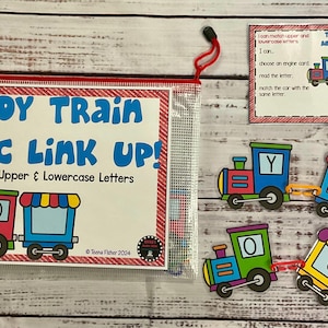 Puede incluir: Un conjunto de tren de juguete colorido con vagones de letras y una tarjeta de instrucciones. La tarjeta dice "Puedo hacer coincidir las letras mayúsculas y minúsculas". Los vagones son rojo, azul, verde y amarillo. Las letras en los vagones son D, Y, O e Y. La tarjeta de instrucciones dice "Tren de Juguete ABC Link Up!" y "Habilidad: Letras Mayúsculas y Minúsculas".