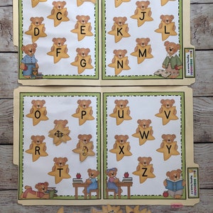 Puede incluir: Juego educativo de aprendizaje del alfabeto con tarjetas en forma de estrella con letras de la A a la Z e ilustraciones de osos de peluche a juego. El juego est&aacute; dise&ntilde;ado para ense&ntilde;ar el alfabeto y los sonidos iniciales. Incluye un juego de tarjetas y una carpeta.