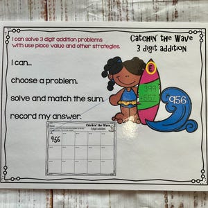 Op de afbeelding: Een zwart-wit werkblad met de titel "Catchin' the Wave 3 digit addition". Het werkblad heeft een cartoonafbeelding van een persoon op een surfplank met de woorden "Ik kan... een probleem kiezen. oplossen en de som matchen. mijn antwoord opschrijven." Het werkblad heeft een raster met het getal 956 in de linkerbovenhoek.