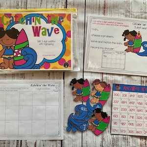 Op de afbeelding: Een kleurrijk educatief spel voor kinderen genaamd "Catchin' the Wave" dat 3-cijferige optellen met hergroeperen leert. Het spel bevat een spelbord, een antwoordkaart en kaarten met surfplanken en surfers.