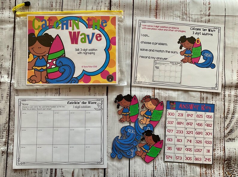 Op de afbeelding: Een kleurrijk educatief spel voor kinderen genaamd "Catchin' the Wave" dat 3-cijferige optellen met hergroeperen leert. Het spel bevat een spelbord, een antwoordkaart en kaarten met surfplanken en surfers.