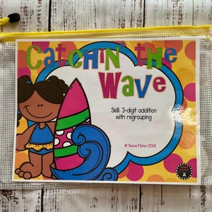 Op de afbeelding: Een kleurrijk, ge&iuml;llustreerd leerspel voor kinderen genaamd "Catchin' the Wave" met een cartoonmeisje op een surfboard. Het spel leert 3-cijferige optellen met hergroeperen.