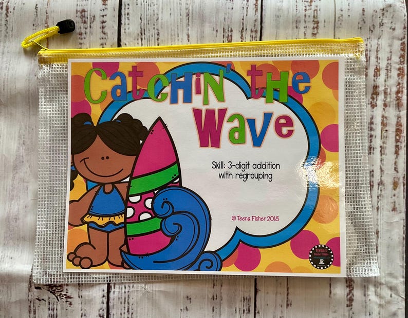 Op de afbeelding: Een kleurrijk, ge&iuml;llustreerd leerspel voor kinderen genaamd "Catchin' the Wave" met een cartoonmeisje op een surfboard. Het spel leert 3-cijferige optellen met hergroeperen.
