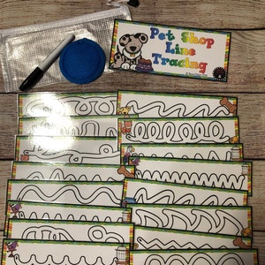 Op de afbeelding: Een set lijn-traceeractiviteitenkaarten voor kinderen met een dierenwinkelthema. Inclusief een blauwe bal, een zwarte stift en een doorzichtige etui met ritssluiting. De kaarten tonen verschillende lijnpatronen en illustraties.