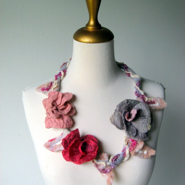 Felted   Necklace Grey Mauve Strawberry