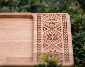 Eiken dienblad met traditionele Baltische volksgravures