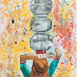 Könnte beinhalten: Ein Gemälde einer Person, die drei graue Töpfe auf dem Kopf trägt. Der Hintergrund ist ein farbenfrohes abstraktes Design mit Spritzern in Gelb, Orange, Rot und Blau.