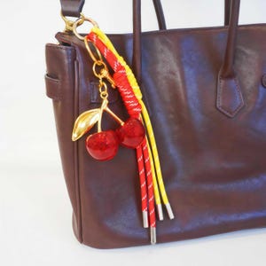 de sac Cerise | Porte-clés cerise en résine scintillante | Porte-monnaie coloré avec nœud en corde | Porte-clés fruit pour femme | Joli pendentif de sac à main