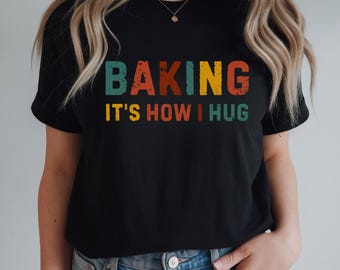 Camiseta "Baking It's How I Hug" (Assar é como eu abraço), Presente para confeiteiro(a), Camiseta engraçada para confeiteiros, Presente para amantes da confeitaria, Camiseta de cozinha, Presentes para chefs, Presente retrô para confeiteiros, Camiseta de confeitaria