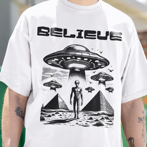 Alien Graphic T-Shirt, Alien Shirt, UFO shirt, Alien graphic tee, Vintage Movie shirt, funny UFO shirt, Gift for him her, gift for boyfriend