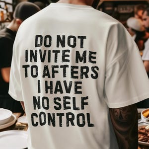 Könnte beinhalten: Weißes T-Shirt mit schwarzem Text, der lautet: "Bitte lade mich nicht zu Afters ein, ich habe keine Selbstkontrolle."