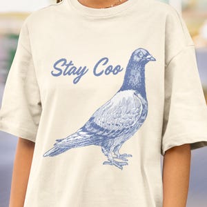 ステイ・クー・シャツ、面白い鳩シャツ、鳥好きTシャツ、かわいい鳥ミームの格言、クールな鳥シャツ、バードウォッチャーへのギフト、皮肉なシャツ、鳩シャツ