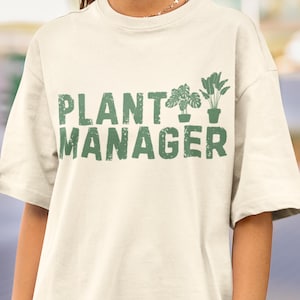 Camiseta Gerente de Planta, Camiseta Engraçada para Amantes de Plantas, Camiseta para Jardim Interno, Camiseta Engraçada para Jardinagem, Camiseta para Mãe Jardineira, Camiseta para Pai e Mãe Plantadora no Escritório