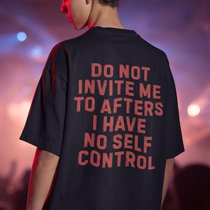 Könnte beinhalten: Schwarzes T-Shirt mit einem roten Grafikdruck, auf dem "Bitte lade mich nicht zu Afterpartys ein, ich habe keine Selbstkontrolle" steht.