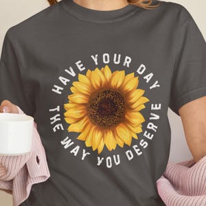 Chemise à fleurs, T-shirt Passez la journée comme vous le méritez, T-shirt graphique floral motivant, Chemise Positive Vibes, T-shirt positif, T-shirt graphique à fleurs