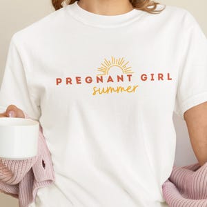 Koszulka letnia dla ciężarnej dziewczyny, koszulka dla przyszłej mamy, ogłoszenie o narodzinach dziecka, ujawnienie ciąży, prezent na baby shower, zabawny prezent dla nowej mamy, koszulka ciążowa