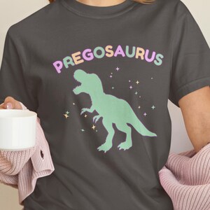 Koszulka z ogłoszeniem ciąży dla kobiet, zabawna koszulka Pregosaurus, koszulka dla nowej mamy, zabawny prezent dla przyszłej mamy na koszulkę z ogłoszeniem o dziecku