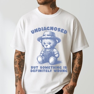 Niet gediagnosticeerd, maar er is iets mis Unisex-shirt, grappig gezegde T-shirt, meme-shirt, raar shirt, dom shirt, grappig humorcadeau, vintage shirt