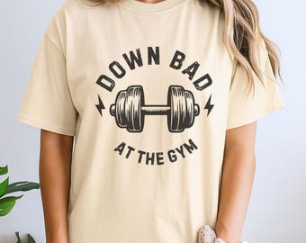 Shirt Down Bad At The Gym, grappig sportshirt, shirt motiverende training, shirt fitness, training T-shirt, shirt dames gym, shirt gewichtheffer