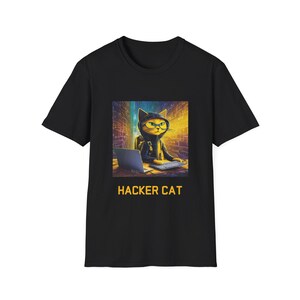 Może przedstawiać: Czarny t-shirt z kolorową grafiką kota w okularach i bluzie z kapturem, pracującego na laptopie. Tekst "HACKER CAT" jest wydrukowany poniżej. Koszulka wykonana jest z miękkiego materiału.