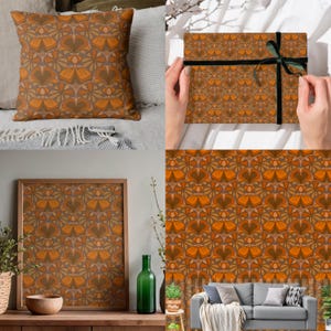 Op de afbeelding: Diverse woondecoratieartikelen met een herhalend bloemenpatroon in bruin, oranje en beige. Inclusief een kussen, ingelijste kunst en cadeaupapier. Het patroon is ook te zien op een bank en een muur.