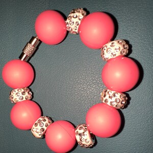 Op maat gemaakte bekerbedel roze met bling