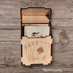 Spielkartenhalter, Personalisierte Geschenkbox mit Holzgravuren, gelasert für begeistert Kartenspieler,Deko