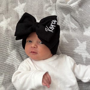 ブラックモノグラムボウヘッドバンド、カスタムベビーボウ、ブラックベビーボウ、パーソナライズされたベビーギフト、女の子のベビーギフト、新生児ギフト、名前アナウンス