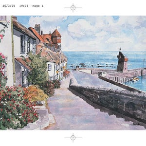 Puede incluir: Pintura a la acuarela de un pueblo costero con edificios, una carretera y un muro de piedra. El mar y un faro son visibles en el fondo. El cielo es azul con nubes blancas. El texto "932-1 25/3/05 19:03 Page 1" está presente.