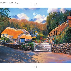 Könnte beinhalten: Ein malerisches Gemälde einer ländlichen Landschaft mit mehreren reetgedeckten Cottages. Die Cottages haben Steinmauern und sind von üppigem Grün und Bäumen umgeben. Ein weißes Tor und eine Steinmauer führen zu den Cottages.