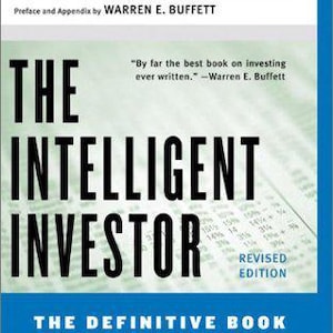 Op de afbeelding: De boekomslag van "The Intelligent Investor" van Benjamin Graham, bijgewerkt door Jason Zweig. De titel staat in grote, vette, zwarte letters. De omslag bevat ook een citaat van Warren E. Buffett en de woorden "Revised Edition".