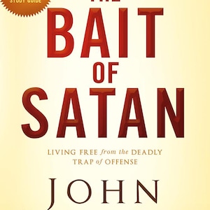 Könnte beinhalten: Buchcover mit dem Titel "The Bait of Satan" in großen, roten Buchstaben. Der Name des Autors, John Bevere, steht darunter. Das Cover enthält auch Text über Gebete, Affirmationen und einen Studienführer.