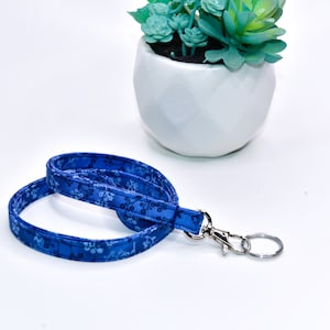 Portachiavi con porta badge identificativo in tessuto stampato calicò blu