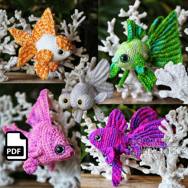Puede incluir: Un conjunto de cinco juguetes amigurumi de peces dorados tejidos a crochet en varios colores, incluyendo naranja, blanco, verde, gris y rosa. Los juguetes se muestran sobre un fondo blanco de coral. La imagen incluye el texto "CRAFTY INTENTIONS".