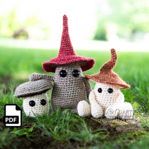 Könnte beinhalten: Drei gehäkelte Pilz-Amigurumi-Spielzeuge. Der größte Pilz hat einen roten Hut und einen braunen Körper. Der mittlere Pilz hat einen braunen Hut und einen braunen Körper. Der kleinste Pilz hat einen weißen Körper und einen braunen Hut.