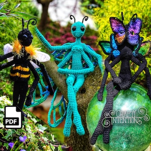 Puede incluir: Tres juguetes amigurumi de crochet: una abeja, una libélula y una mariposa. La abeja es negra y amarilla con alas blancas. La libélula es azul turquesa con alas verdes. La mariposa es negra con alas iridiscentes moradas y azules. Los juguetes están sentados en una rama de árbol y una esfera de vidrio. La imagen incluye el texto "Crafty Intentions".