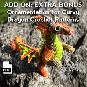 Pode incluir: Um brinquedo de dragão de crochê feito com fio verde, laranja e marrom. O dragão tem uma cabeça grande com um único chifre e uma boca aberta. O dragão tem asas e uma cauda. O brinquedo está sentado em um tronco de árvore. A imagem inclui o texto "ADD ON: EXTRA BONUS Ornamentation for Curvy Dragon Crochet Patterns" e um ícone PDF.