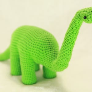 Patrón Amigurumi Dinosaurio de Cuello Largo a Crochet por Crafty Intentions PDF DIGITAL imagen 8