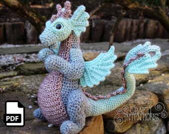 Crafty Intentions, motif Amigurumi au crochet, dragon assis, format PDF numérique