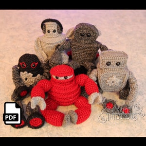 Puede incluir: Cinco juguetes robot de crochet en varios colores, incluyendo rojo, negro y gris. Los robots están sentados sobre una superficie blanca. El texto "CRAFTY INTENTIONS" es visible en la esquina inferior derecha de la imagen.